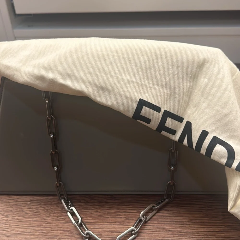 Fendi Peekaboo Cut - Picture 17 of 17